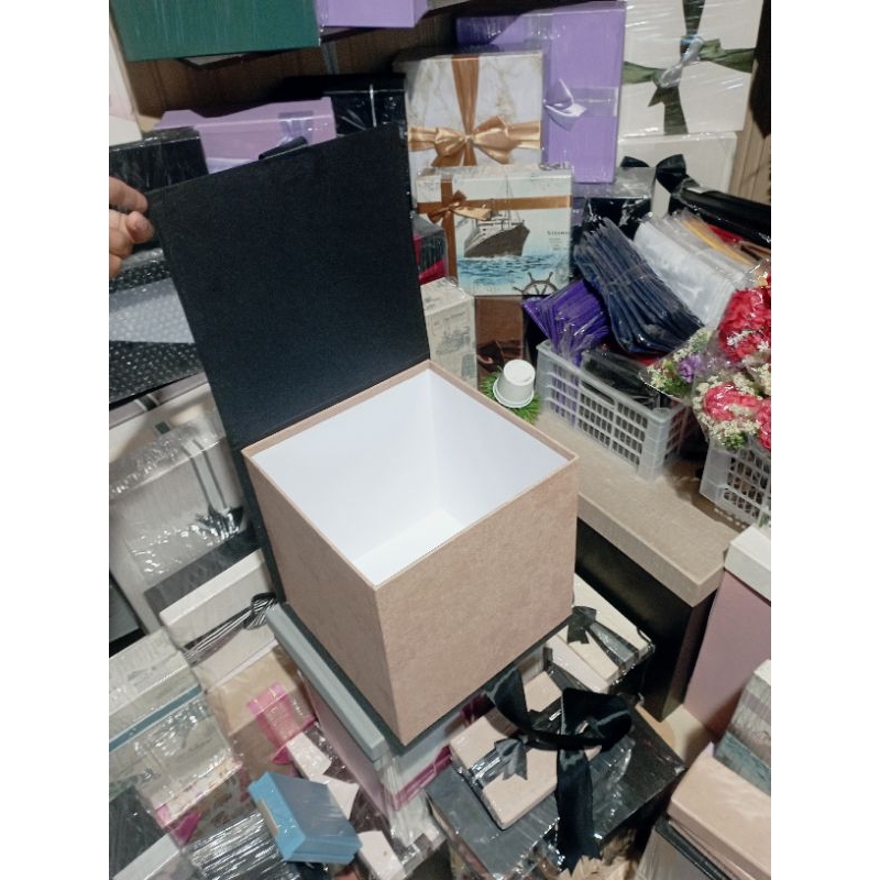 

Ukuran 25 cm x 25 cm Tinggi 25 cm By Box Kado Banjarmasin