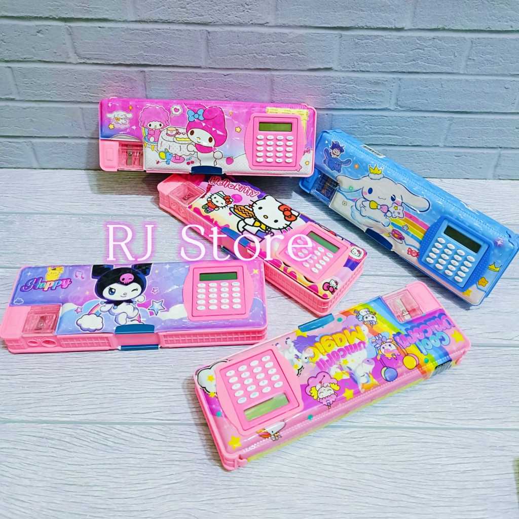 

ATH Tempat Pensil Gambar Karakter Dilengkapi dengan Kalkulator Mini / Kotak Pensil Magnet