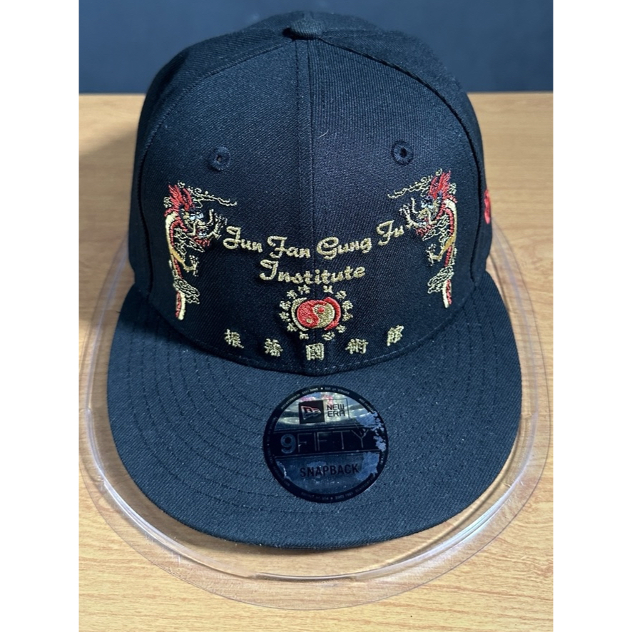 Topi New Era x Bruce Lee Jun Fun Gung Fu 9fifty Medium - Large