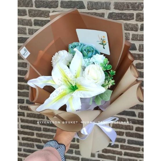 Buket Bunga Lily Putih Kertas Warna Coklat