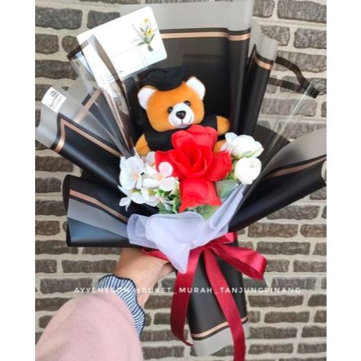 Buket Bunga Merah Putih dan Boneka Wisuda Coklat Kertas Warna Hitam