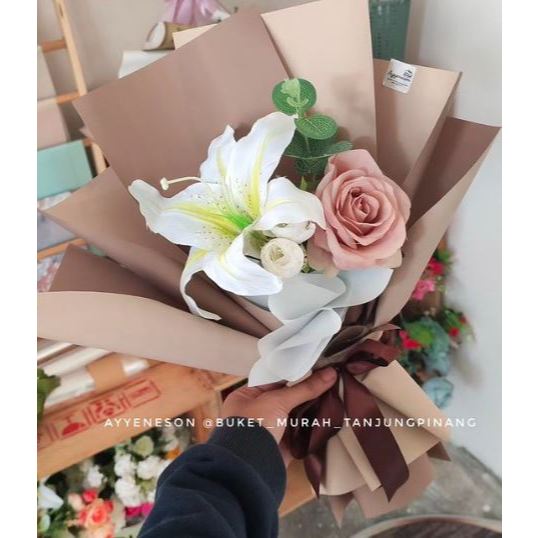 Buket Bunga Lily dan Bunga Mawar Pink Kertas Warna Coklat