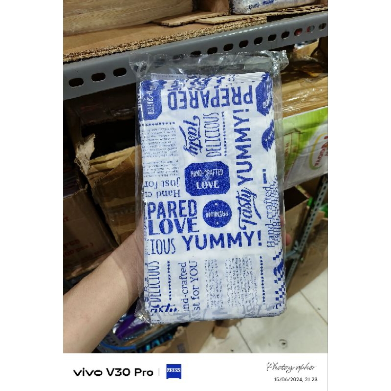 

Kantong Roti / Kertas Bag Bolu / Paper Bag UKURAN 23,5 X 12,5 X 8 CM / Motif YUMMY / SARANG HEO isi