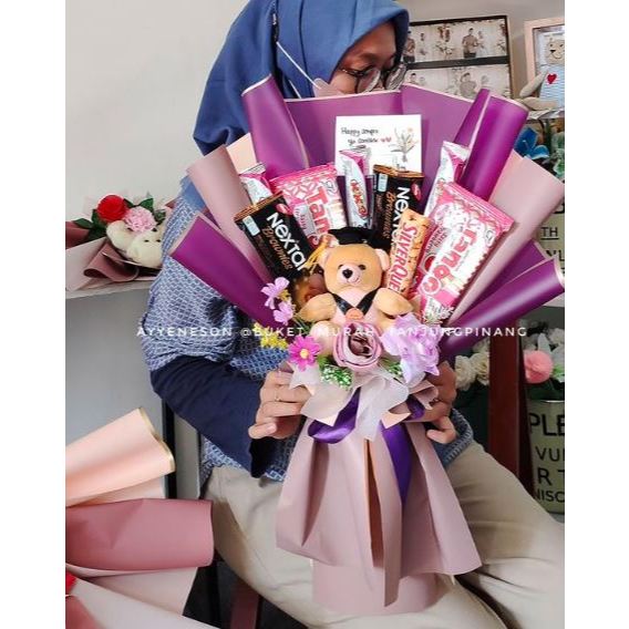 Buket Boneka Wisuda Coklat dan Snack Kertas Warna Ungu