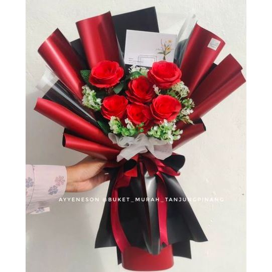 Buket Bunga Mawar Merah Kertas Warna Merah