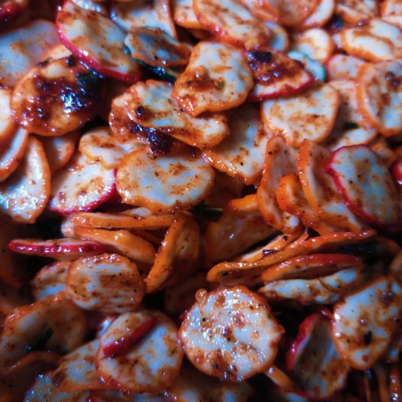 

Kerupuk Seblak kempelang Bawang isi 500.gram Pedas Gurih wangi daun jeruk