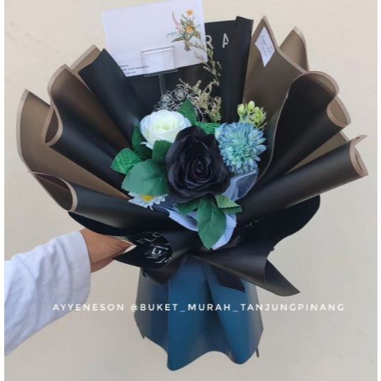 Buket Bunga Mawar Warna Hitam, Putih dan Biru Kertas Warna Hitam