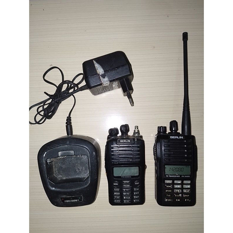 sepasang HT Berlin FM-3688DS