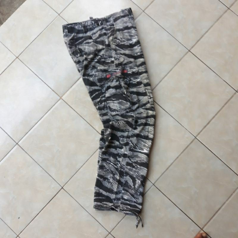 celana cargo army WTAPS camo tiger stripes