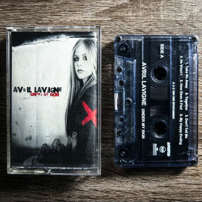 KASET AVRIL LAVIGNE "UNDER MY SKIN"