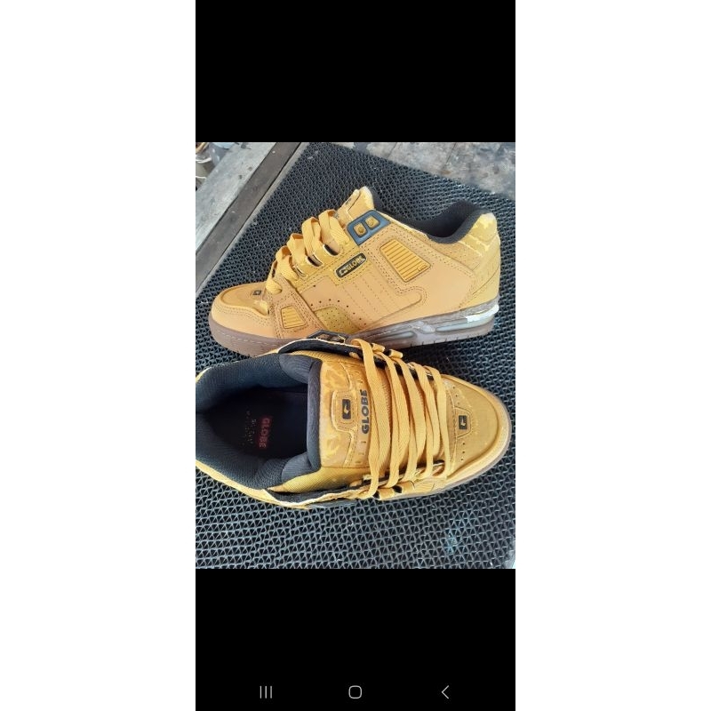 globe skate shoes puffy