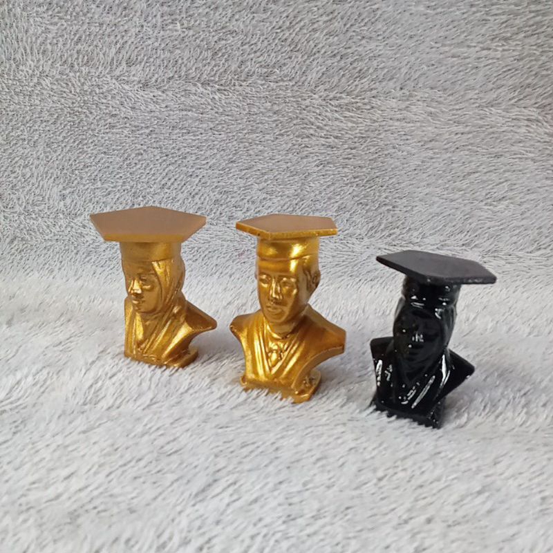PATUNG WISUDA