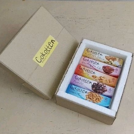 

Paket 10 pcs Cokelat Bar 35 gram dengan isian, Coklat Dark isi mede, almond, kismis, selai kacang dan selai stroberi