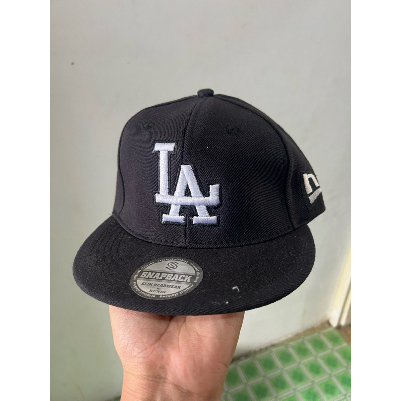 topi snapback logo LA bordir