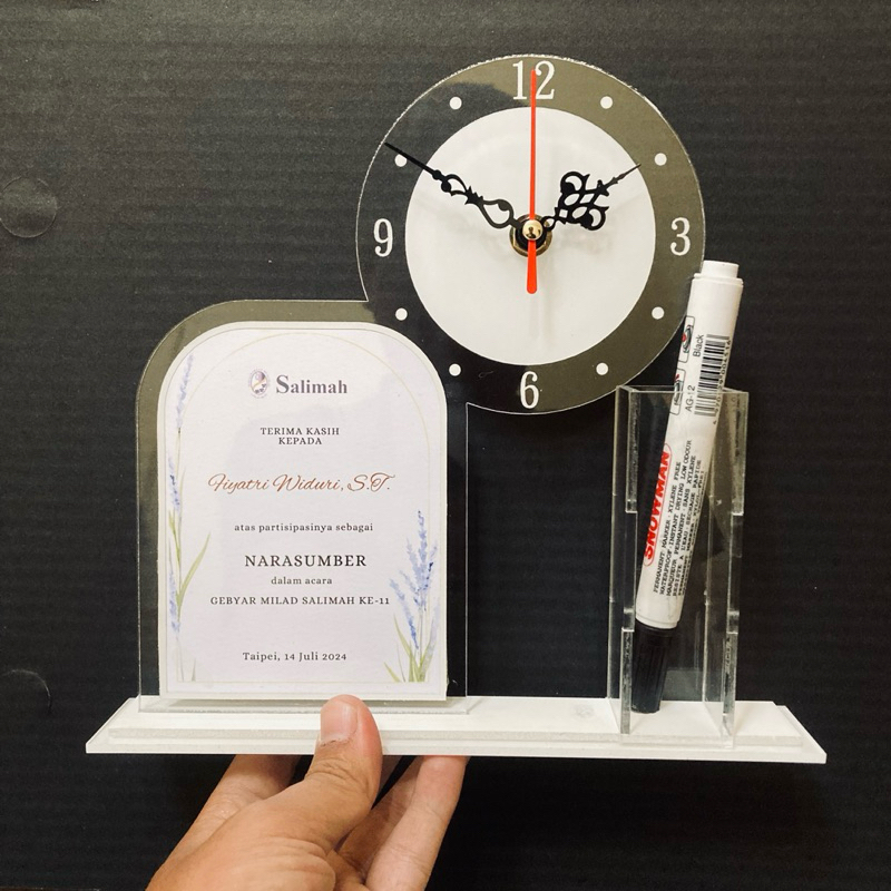 Plakat Akrilik dengan Mesin Jam dan Temopat Pensil Custom Bonus Box Kado dan Pita
