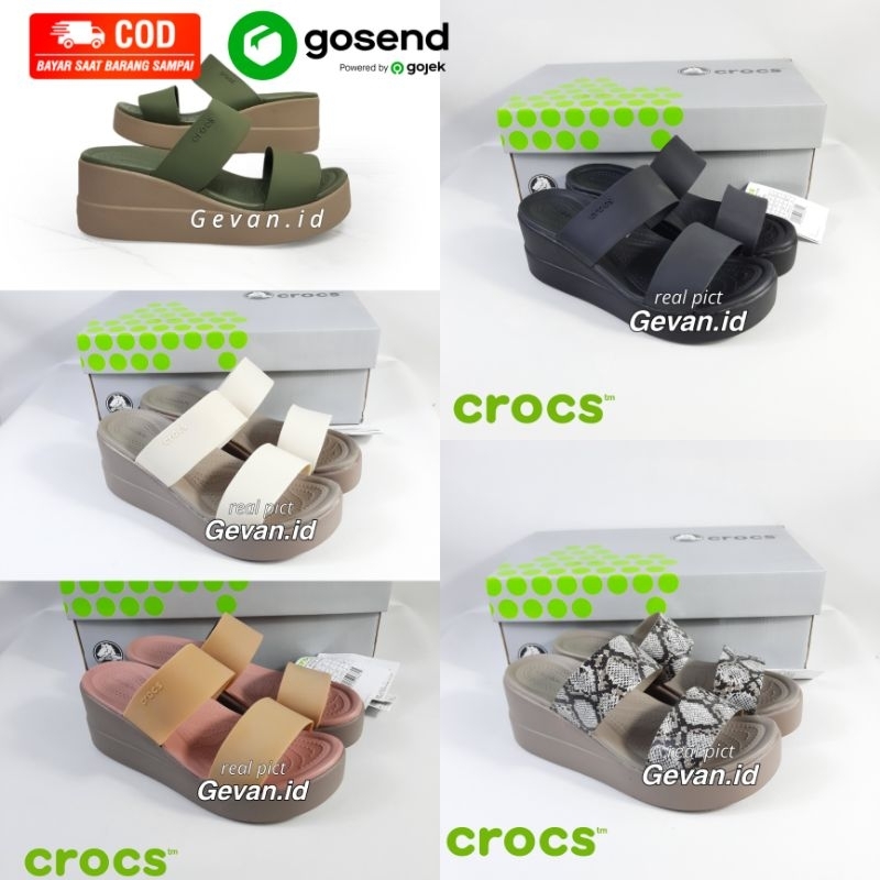 SANDAL CROCS WANITA - CROCS  BROOKLYN LOW WEDGES - SENDAL CROCS WEDGES