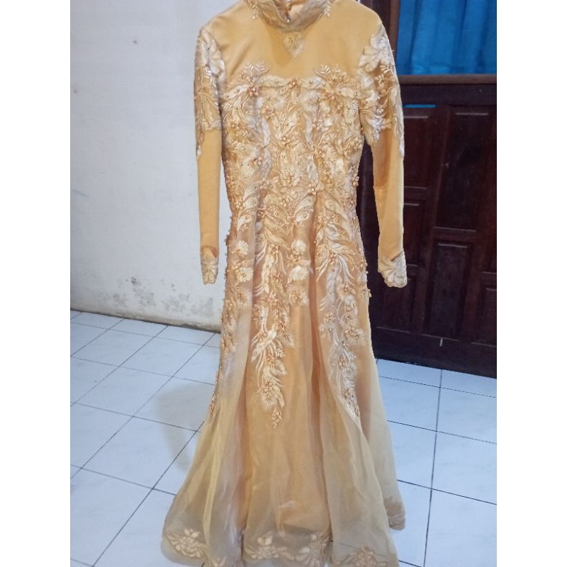 Gaun nikah warna gold second