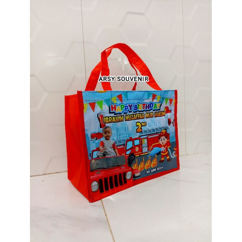 

TAS ULANG TAHUN COSTUM NAMA ANAK MODEL TENTENG GOODIE BAG (25X14X20)