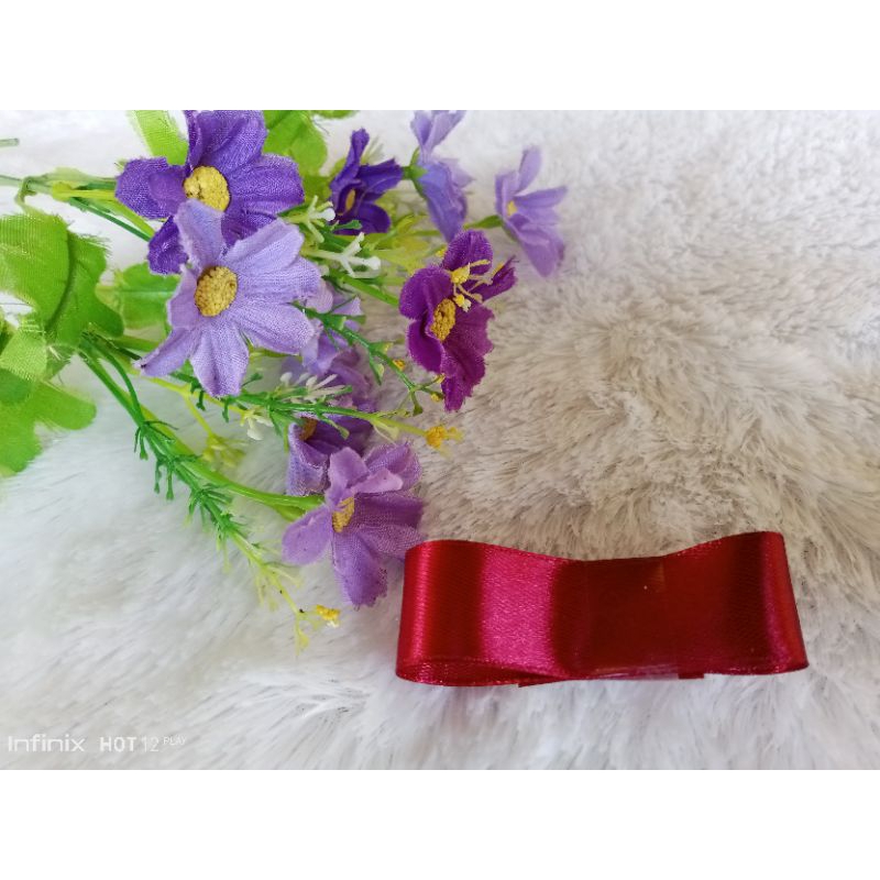 

pita satin per meter. ukuran pita 2cm