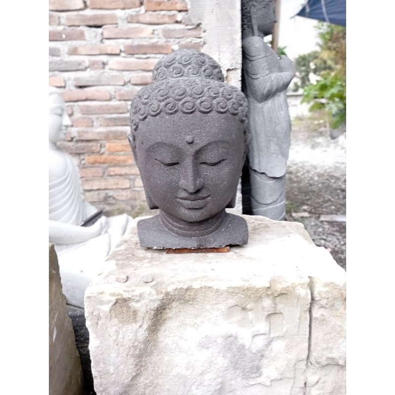 patung kepala Buddha