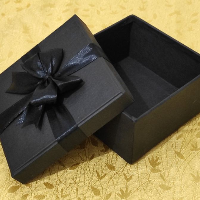 

KP8 GIFT BOX KOTAK KADO HARDBOX TEBAL LUAR DALAM HITAM
