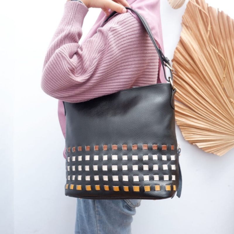 Tas Wanita Kulit Asli Seri Hobo Anyam