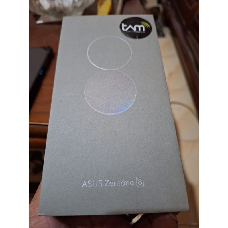 ASUS Zenfone 8