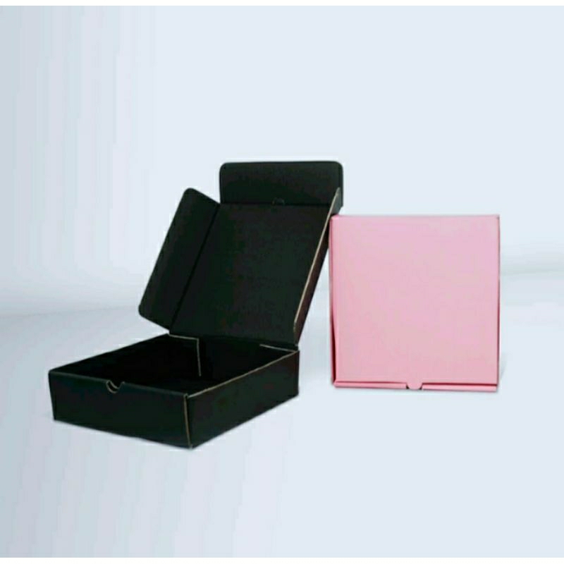 

BOX 24x24x7 cm Kardus/Karton/Kotak/Kemasan/Packing/Kado Kaos/Baju/Kemeja