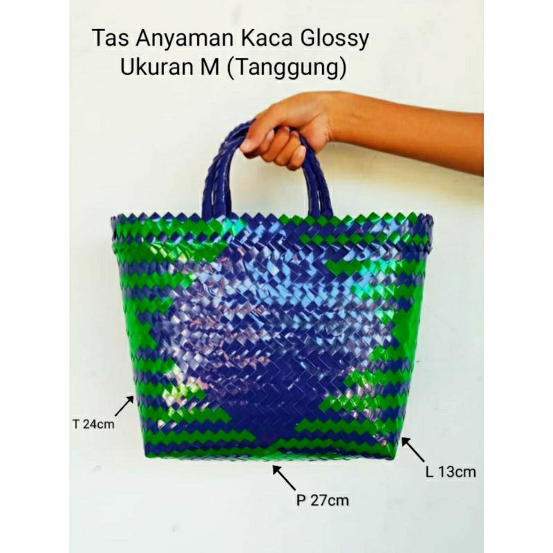 

tas anyaman plastik kaca glossy ukuran M (tanggung) tas belanja / tas souvenir / tas berkat / tas hajatan murah