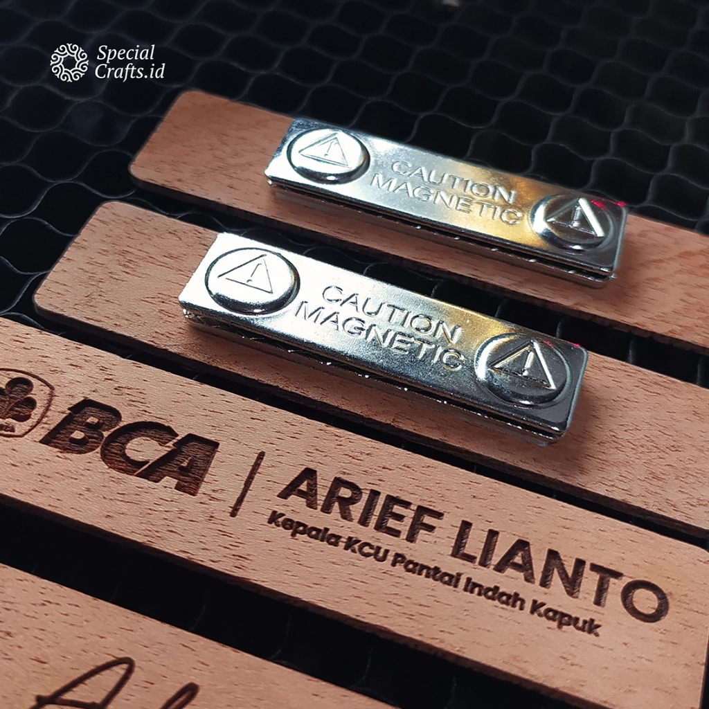 

Name Tag Dada Kayu Grafir / Ukir