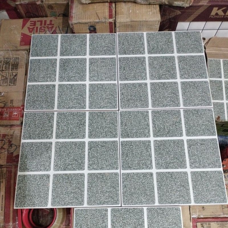 keramik uno henshin kamar mandi teras 25*25 kW 1