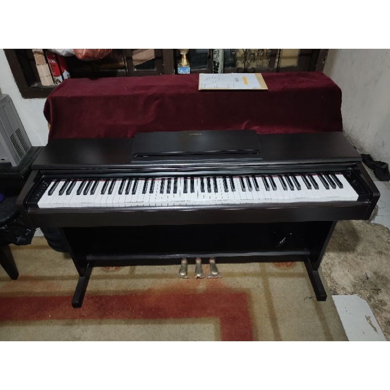 Yamaha Arius YDP 144 warna hitam