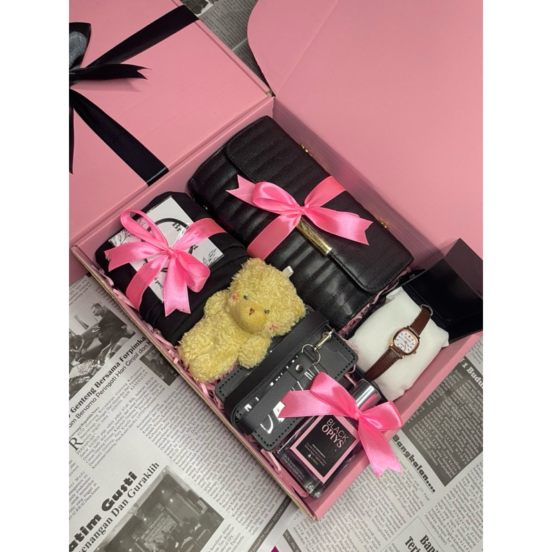 

GIFTBOX CEWEK COQUETTE AESTHETIC | HAMPERS CEWEK BLACKPINK SERIES ISI TAS, PARFUM, JAM TANGAN, GELANG KADO ULTAH | HADIAH ANNIVERSARY | HADIAH GRADUATION | KADO WEDDING
