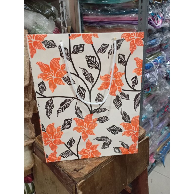 

paperbag Bungan/paperbag motip bunga bahan glossy kualitas tebal ukuran 24*30*9 Harga yang tertera 1pck isi 12pcs