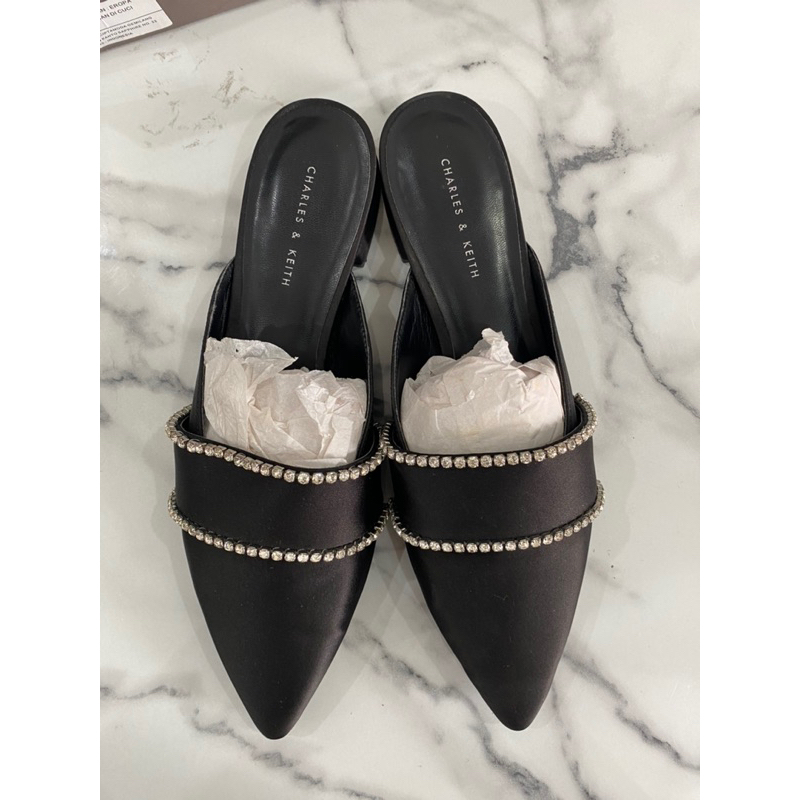PRELOVED | sendal flat charles & keith