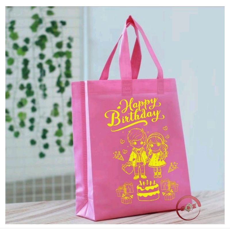 

Tas Kain Spunbond Goodie Bag Tulisan Happy birthday Uk 25x35x10 cm Goodybag Snack Ultah , souvenir