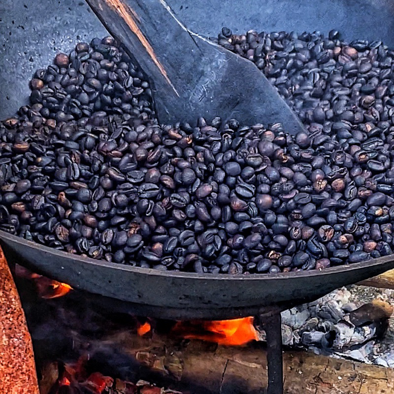

Biji Kopi Sangrai, Kopi Robusta 100% biji kopi, disangrai secara manual menggunakan kayu bakar