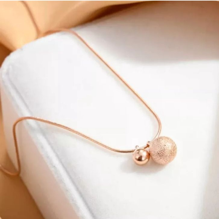 [COD] Liontin Bola Flower Pasir Wanita Kalung Bulat Titanium Lapis Emas Anti Karat