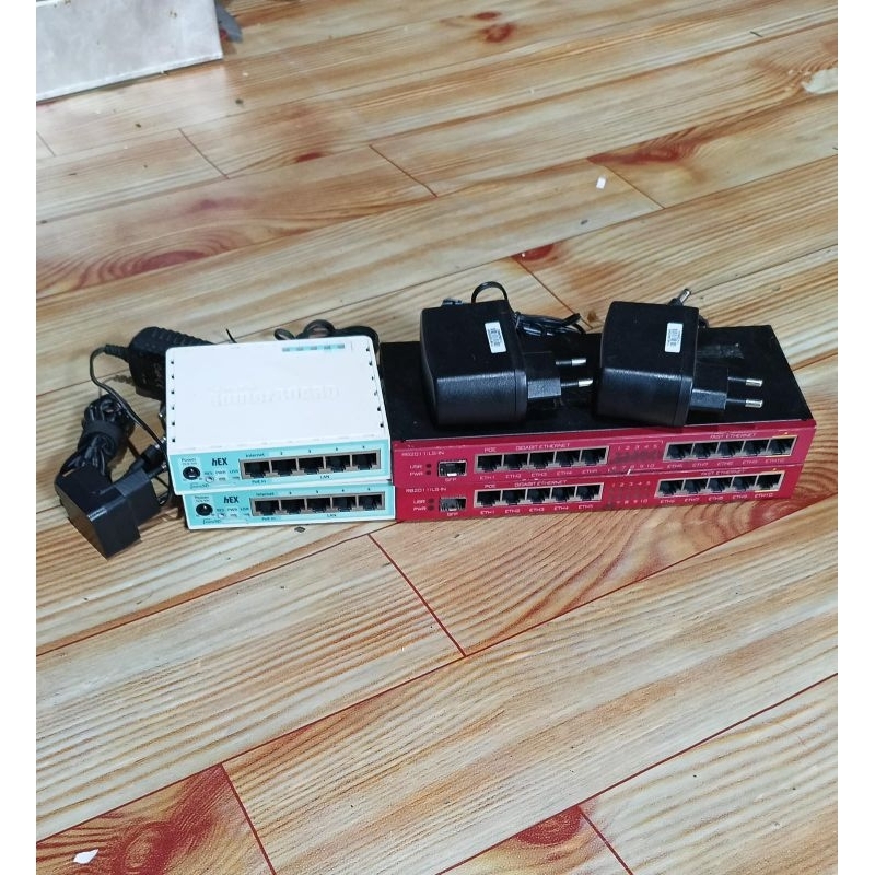 2 unit Mikrotik RB750gr3 dan 2 unit Mikrotik RB2011ils ( unit + adaptor )
