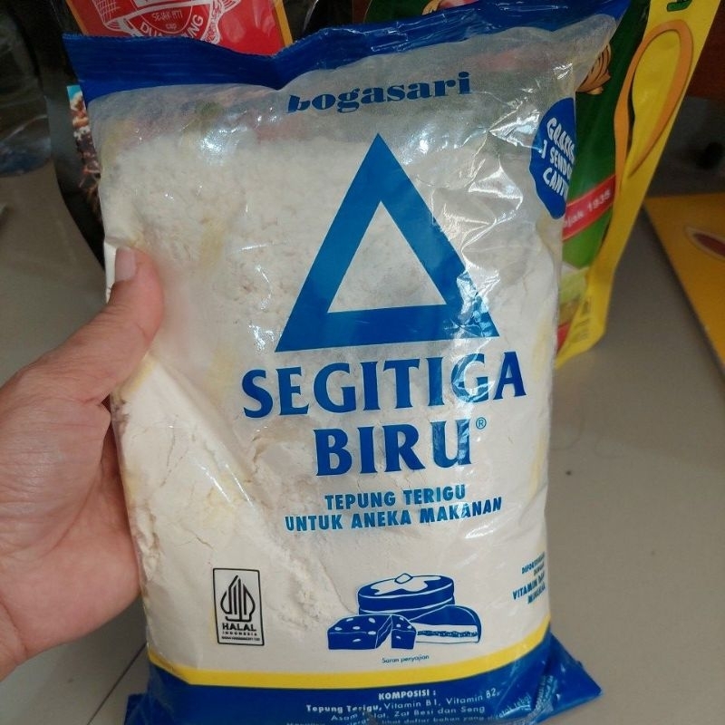 

Tepung terigu Segitiga Biru Bogasari kemasan 1 kg