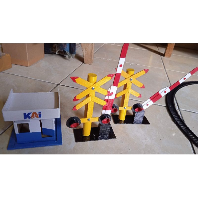 mainan miniatur kereta api indonesia pos jaga dan 2 palang pintu kereta api KAI