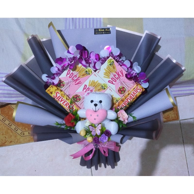 

Buket pocky, Silverqueen & Boneka | Riaa Florist