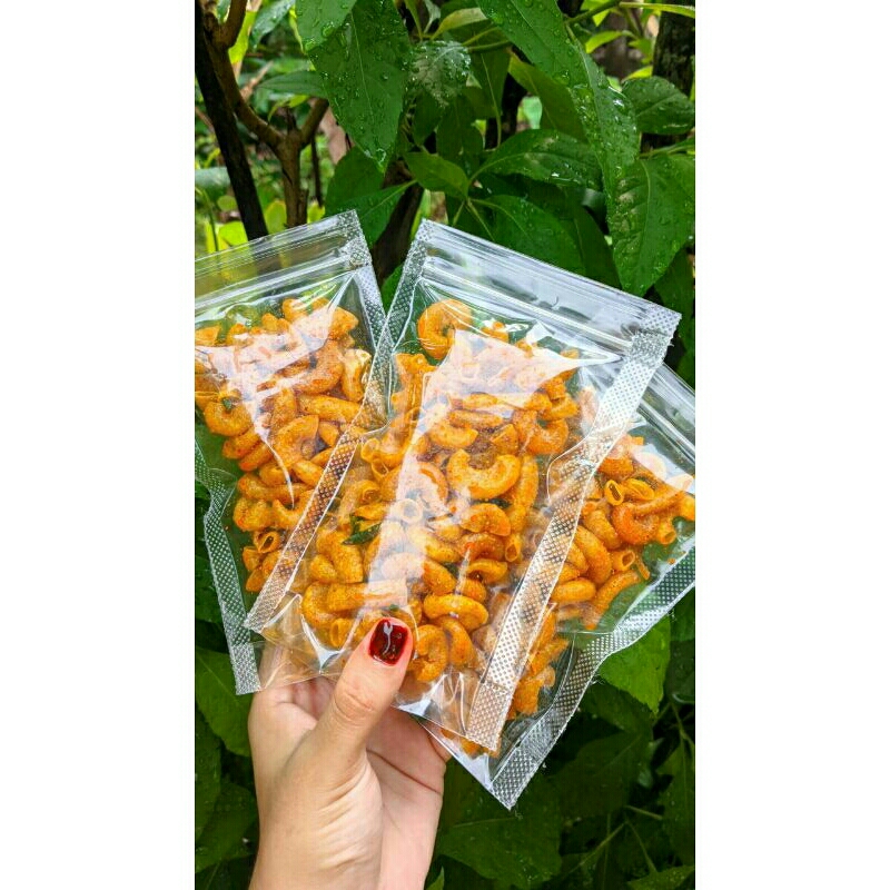 

Snacku makroni bantet paket hemat rasa pedas daun jeruk isi tiga 3pcs