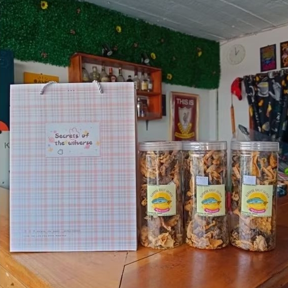 

Hampers Snack Kerupuk Kulit Ikan Salmon Cemilan Kekinian Enak dan Sehat