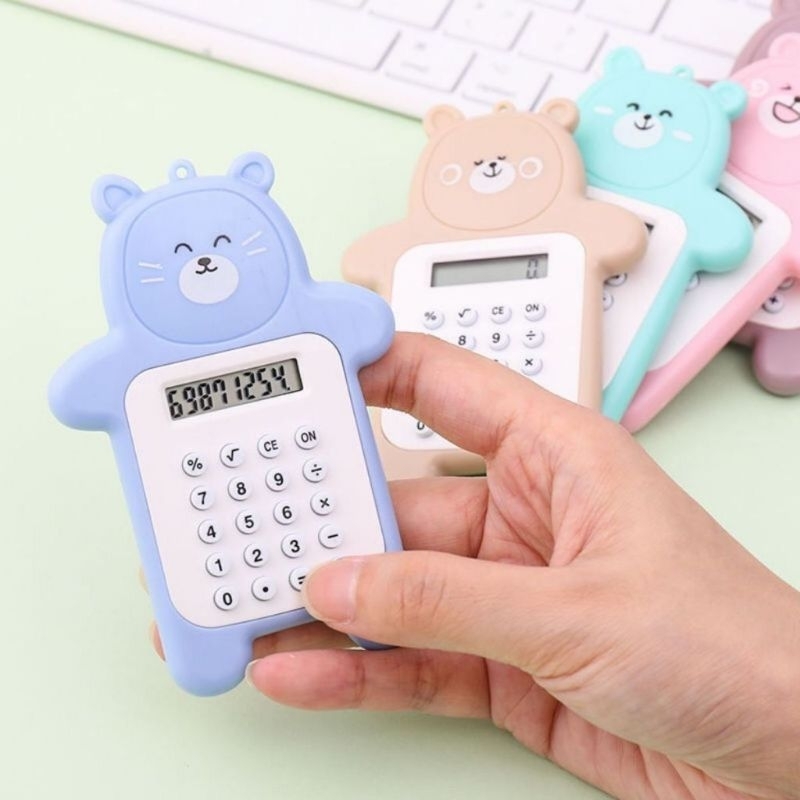 

UNIK.99 ● Calculator Mini Portable Motif Bear Kalkulator Portable Mini Beruang Kalkulator Unik Kalkulator 8 Digit Mini Portable Kalkulator Beruang Tombol Karet Kalkulator Sekolah /Stationary Warna Warni