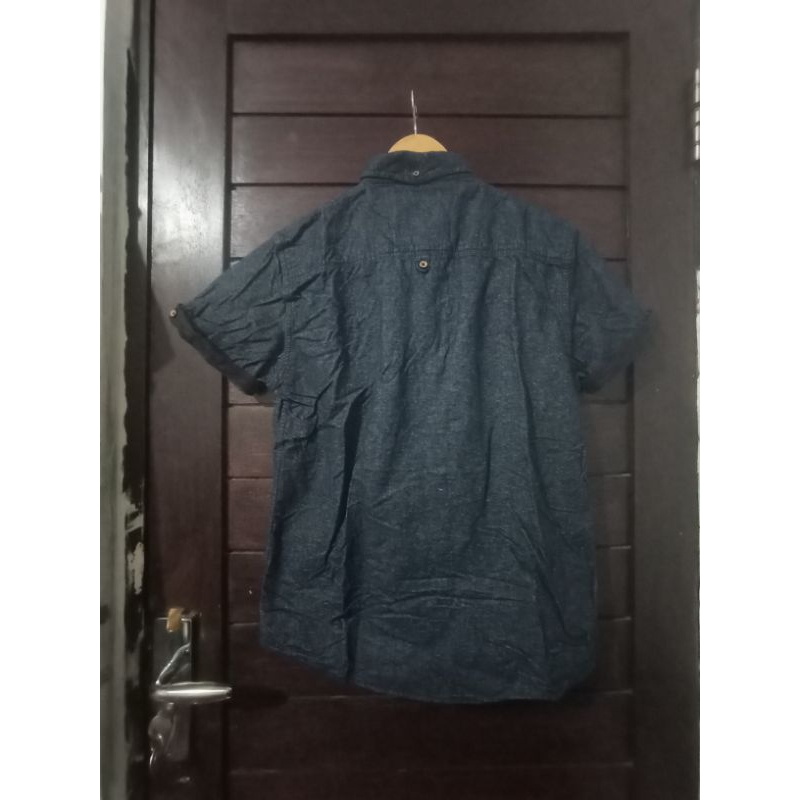 Number sixty one kemeja pria size L like new kode A19