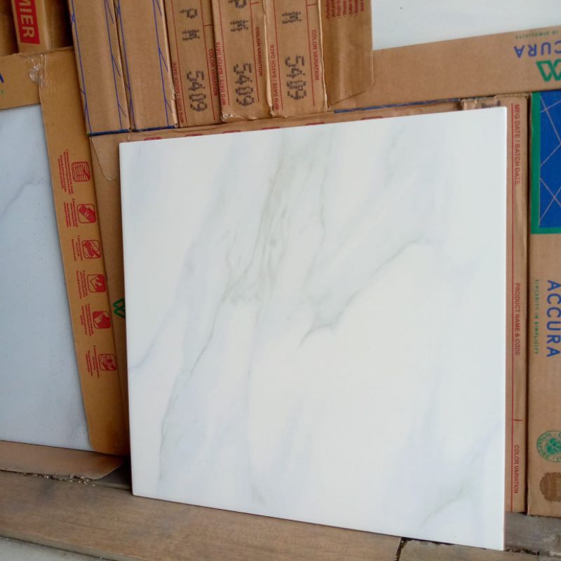 Keramik Lantai 40x40 glossy Avon grey accura