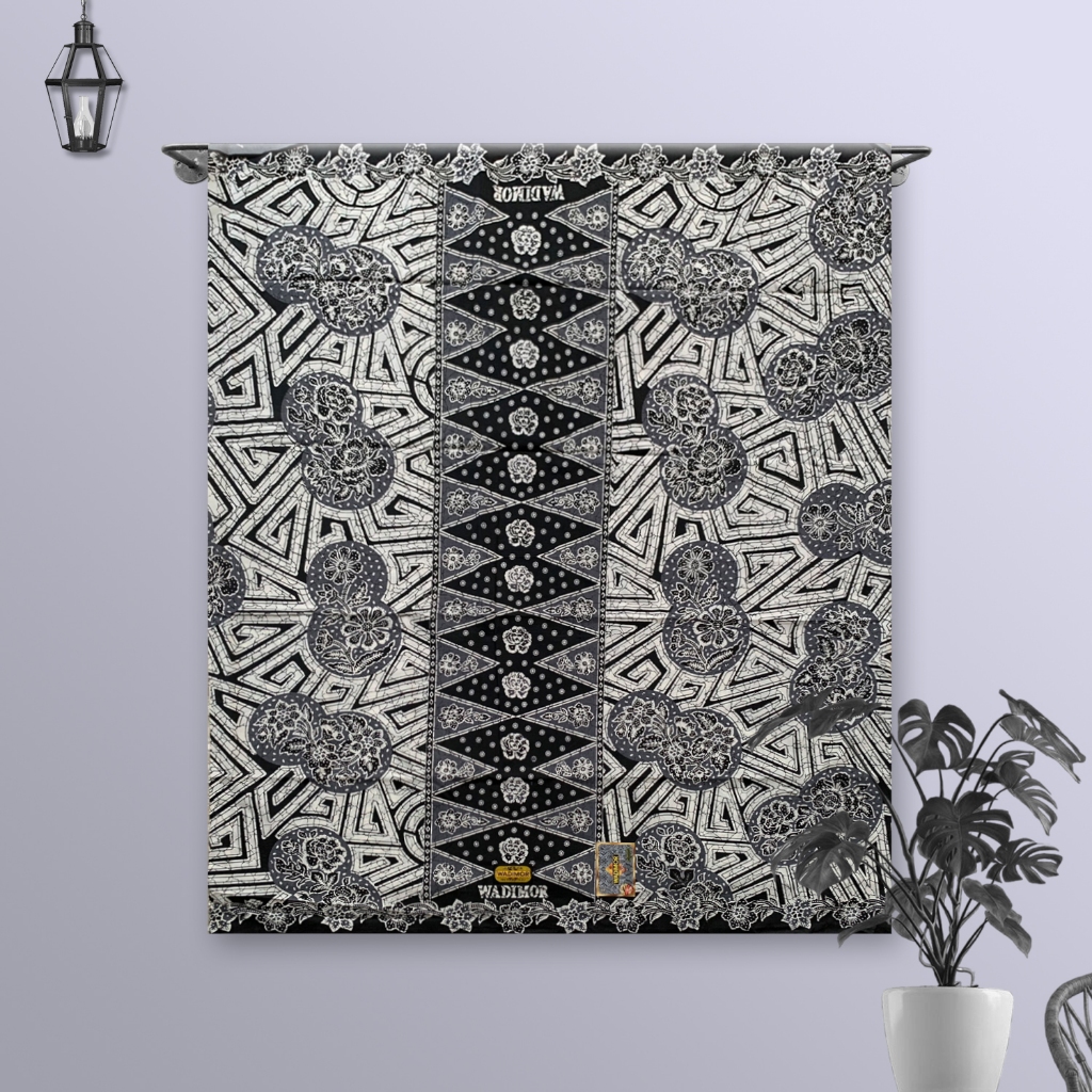 Sarun Tenun Wadimor Jawa Batik Hitam Putih