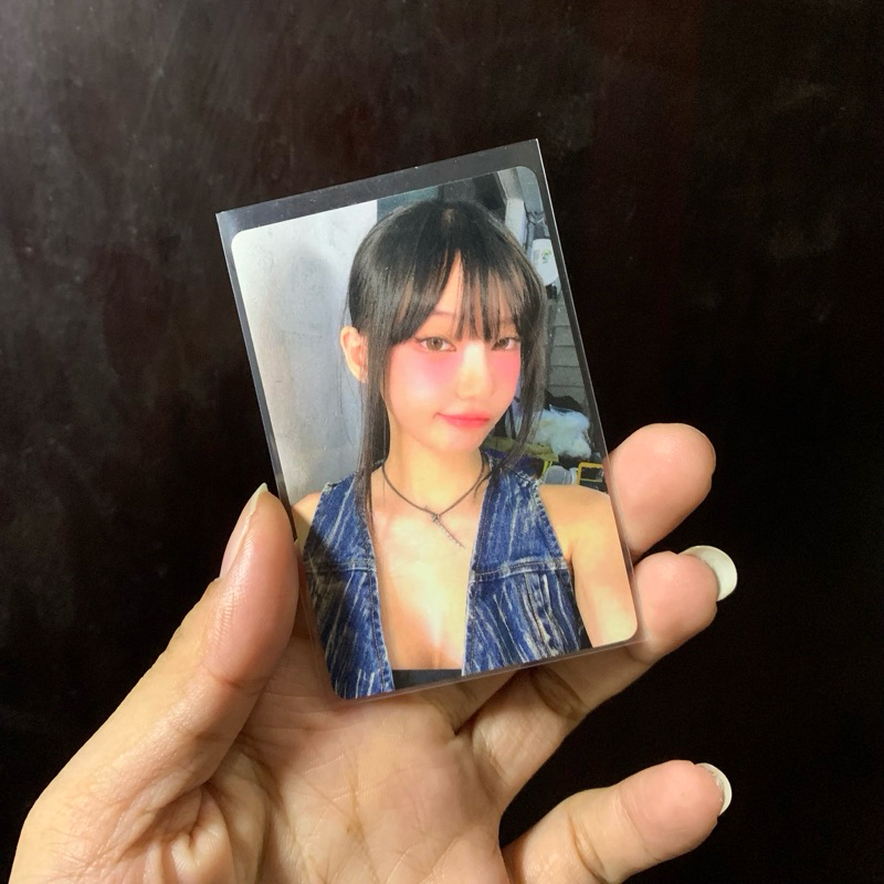 PHOTOCARD MAGENTA QWER MAPS MAGAZINE (GANTI ID EXPRESS/ANTERAJA)