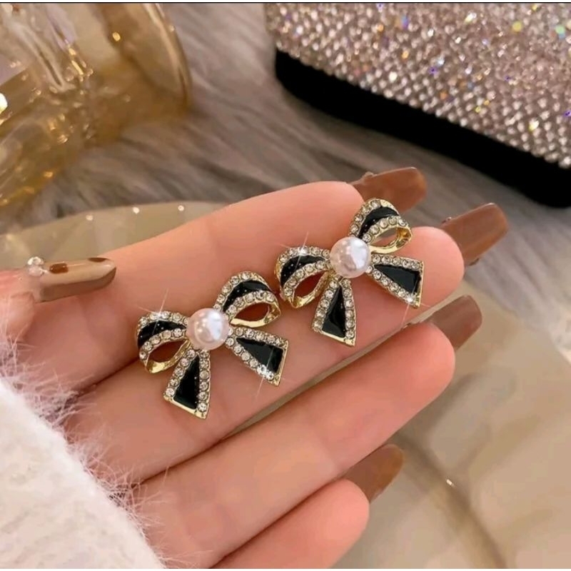 Anting pita stud hitam hias mutiara